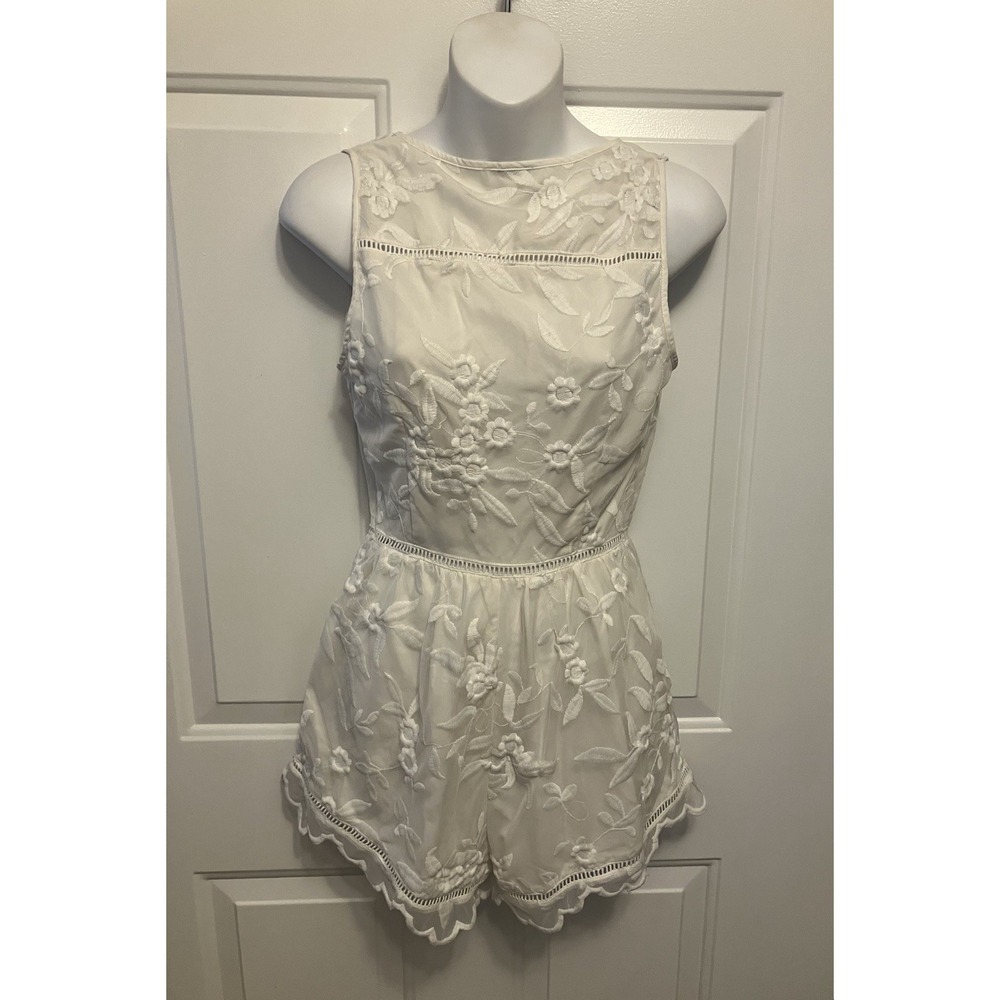Tobi Cream Ivory Embroidered Romper Shorts Open Back Size Small Women’s